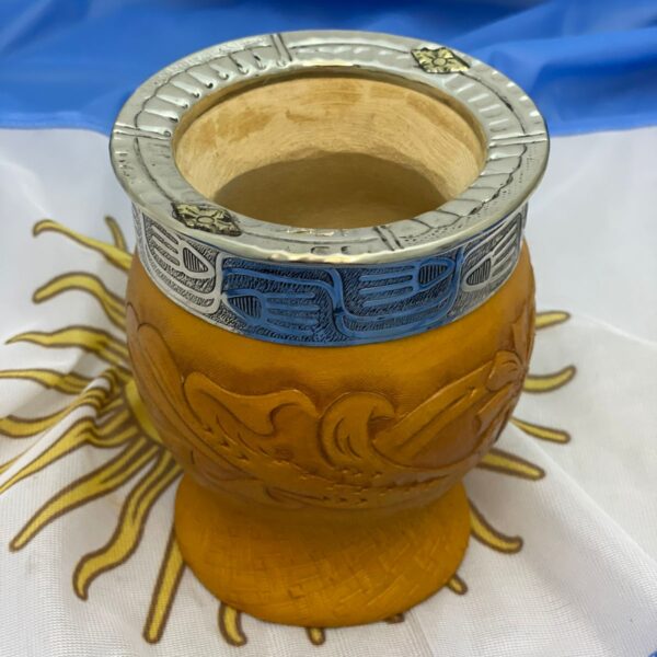 Mate Imperial PREMIUM de cuero color SUELA REPUJADO Y CINCELADO 100 % CUERO BASE COPITA + BOMBILLA de regalo